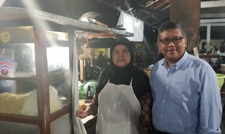 Sekjen PDIP, Hasto Kristiyanto saat menyambangi tempat kuliner Bakmi Miroso milik bu karno