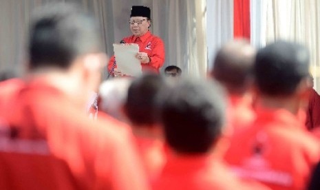 Sekjen PDIP, Tjahjo Kumolo membacakan Naskan Proklamasi saat Upacara HUT Ke-69 RI di kantor DPP PDI Perjuangan, Lenteng Agung, Jakarta, Ahad (17/8).