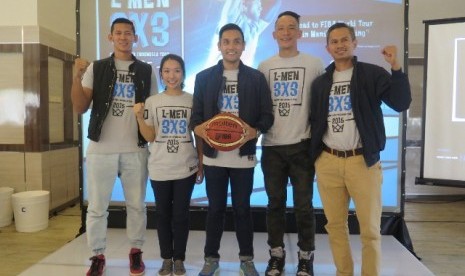 Sekjen Perbasi Amran A Sinta (kanan) bersama Kepala Sub-Bidang 3x3 Perbasi Anthony Gunawan (kedua kanan) dan Meirza Hartoto, Brand Manager L-Men.