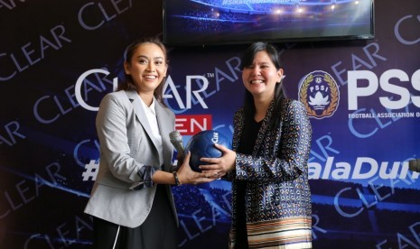 Sekjen Persatuan Sepak Bola Seluruh Indonesia (PSSI) Ratu Tisha (kanan) dan Senior Brand Manager Clear Essy Prita Cinta