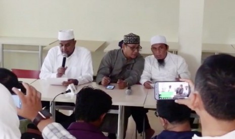 Sekjen Persaudaraan Alumni (PA) 212, Ustaz Bernard Abdul Jabar (kanan)