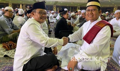 Sekjen Pimpinan Pusat Muhammadiyah, Abdul Muti  (kiri) dan Wakil Ketua Lembaga Bahtsul Masail PBNU periode 1999-2004 Cholil Nafis (kanan)