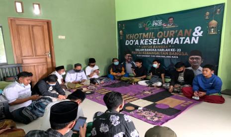 Sekjen PKB Hasanuddin Wahid menggelar Khotmil quran dan doa keselamatan di Omah Silaturahmi dengan peserta terbatas.