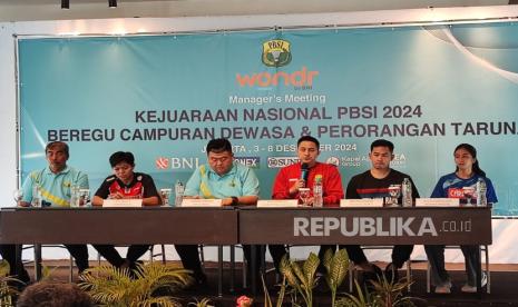 Sekjen PP PBSI Ricky Soebagdja (ketiga kanan) memberikan keterangan dalam konferensi pers Kejuaraan Nasional PBSI 2024 di Jakarta, Senin (2/12/2024).