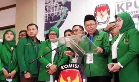 Sekjen PPP, Arsul Sani datang ke Gedung Komisi Pemilihan Umum (KPU) RI di Jalan Imam Bondjol, Jakarta Pusat pada Sabtu (14/10) sore. 