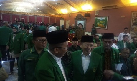 Sekjen PPP Arsul Sani (kiri) menyalami Plt Ketum terpilih Suharso Monoarfa di Mukernas PPP, Bogor, Rabu (20/3) malam.