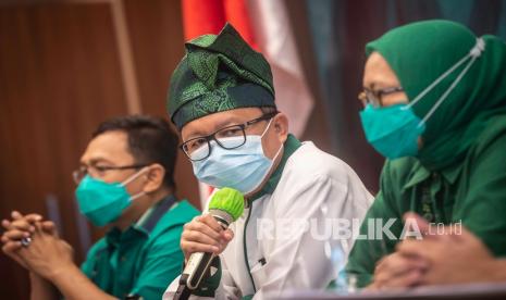 Sekjen PPP Arsul Sani (tengah), Ketua SC Muktamar IX PPP Ermalena (kanan) dan Ketua OC Muktamar IX PPP Amir Uskara (kiri) memberikan keterangan pers dalam peluncuran Muktamar IX PPP di Jakarta, Senin (2/11/2020). Muktamar tersebut akan dilaksanakan pada 18-21 Desemnber 2020 di Makasar dengan tema Mempersatukan Umat Membangun Indonesia. 