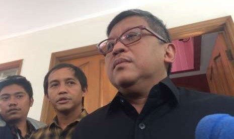 Sekjen PSI Raja Juli Antoni dan Sekjen PDIP Hasto Kristiyanto memberikan keterangan kepada wartawan di Posko Cemara, Menteng, Jakarta Pusat, Kamis (13/9).