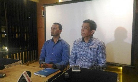 Sekjen PSSI Azwan Karim (kiri) dan PLT Ketua Umum PSSI Hinca Panjaitan