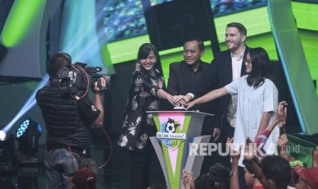 Sekjen PSSI Ratu Tisha Destria (kiri) bersama Direktur Utama Indosiar Imam Sudjarwo (kedua kiri), Chief Marketing Officer GO-JEK Piotr Jakubowski (ketiga kiri), Perwakilan Bukalapak Sherly (kanan) menekan tombol sebagai tanda dimulainya Kompetisi Sepak Bola GO-JEK Traveloka Liga 1 2018 di Jakarta, Senin (19/3).