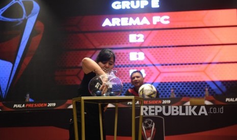 Sekjen PSSI Ratu Tisha Destria (kiri) mengundi tim peserta disaksikan Ketua Panitia Penyelenggara Piala Presiden 2019 Iwan Budianto (kanan) dalam konferensi pers dan drawing Piala Presiden 2019 di Jakarta, Selasa (19/2/2019).