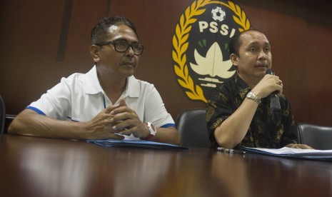 Sekjen PSSI yang baru saja ditunjuk, Hadiyandra (kanan)