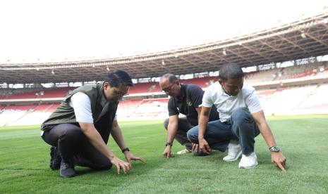 Sekjen PSSI Yunus Nusi (kanan) saat mengecek kondisi rumput Stadion Utama Gelora Bung Karno (SUGBK), Senayan, Jakarta, Senin (12/8/2024).