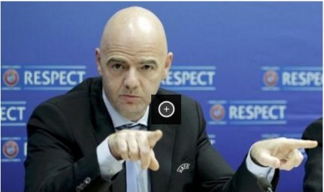 Sekjen UEFA  Gianni Infantino dalam monferensi pers di Nyon, Kamis (4/12).