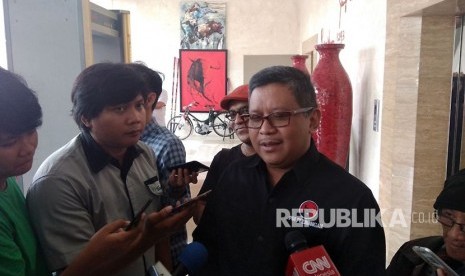 Sekjend PDIP, Hasto Kristiyanto memberikan keterangan terkait kedatangan Ridwan Kamil ke DPP PDIP, Menteng, Jakarta, Rabu (3/12). 