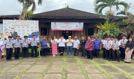 Kunjungan resmi Ketua umum Moeldoko Center  (MC), Trisya Suherman di SMK Nusa Dua Sidemen di Banjar Kebon, Desa Telaga Tawang, Kecamatan Sidemen, Karangasem didampingi sejumlah pengurus MC, Jumat (17/7/2022). Dalam kunjungan tersebut kedua lembaga sepakat kerja sama kembangkan pariwisata. .