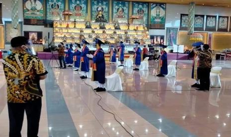 Sekolah Atisa Dipamkara Kabupaten Tangerang menggelar acara pelepasan wisuda secara terbuka di Aula Vihara Vajra Bumi Nusantara, Curug, Tangerang. Meski adanya imbauan dari Peraturan Gubernur Banten yang menyatakan penghentian sementara kegiatan di sekolah selama Pembatasan Sosial Berskala Besar (PSBB), pihak sekolah tetap menggelar acara wisuda, Kamis (18/6) 