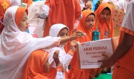 Sekolah binaan Rumah Zakat mengadakan penggalangan dana untuk bencana gempa Lombok di lapangan sekolah. 