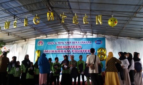 Sekolah Bosowa Bina Insani (SBBI) menyantuni yatim.