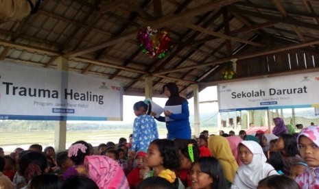 Sekolah darurat Rumah Zakat di Kabupaten Pidie Jaya. Anak-anak disana diberi trauma healing seperti dongeng dan games.