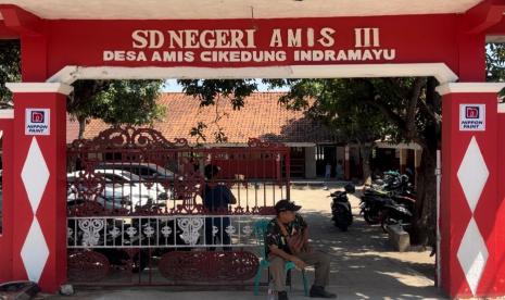 Sekolah Dasar Negeri (SDN) 3 Amis, Kecamatan Cikedung, Kabupaten Indramayu, Senin (5/8/2024). Di sekolah itu, seorang siswa ambruk saat jam istirahat sekolah dan dinyatakan meninggal dunia saat dalam perjalanan menuju RSUD Indramayu. 