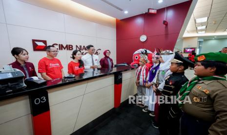 Sekolah Dasar (SD) dari lima sekolah di Bandung, mengikuti Tour de Bank (TDB) di Kantor Cabang CIMB Niaga Asia Afrika Bandung