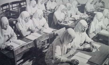 Sekolah Guru Putri. Foto diperkirakan dari tahun 1950-an. Sumber Foto: Muh. Natsir dan Nasroen A.S, Hidup Bahagia. Penerbitan Vorkink-Van Hoeve: Bandung.