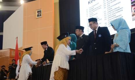  Sekolah Ibu mewisuda 2.040 peserta angkatan pertama. 