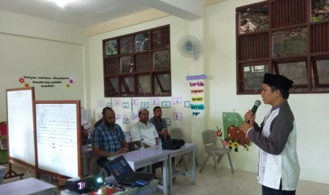 Sekolah  Integral Hidayatullah Balikpapan mengenalkan Klub Matematika Seikhlasnya kepada murid.