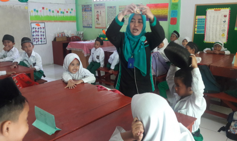 Sekolah Literasi Indonesia. Guru Siti lebih percaya diri setelah sekolahnya mendapat program pengembangan diri dari Sekolah Literasi Indonesia.