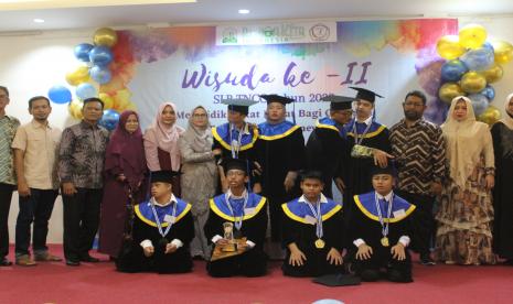 Sekolah Luar Biasa (SLB) The Nanny Children Center (TNCC)  mewisuda enam penyandang disabilitas, di Banda Aceh,  Sabtu (14/5).