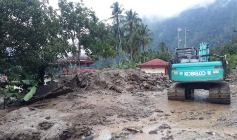 Sekolah MDA, Masjid dan rumah warga yang tertimbun longsor banjir bandang di Jorong Galapuang, Kecamatan Tanjung Raya, Kabupaten Agam, Sumatera Barat, Kamis (21/11).