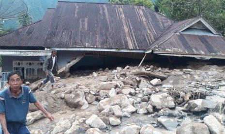 Sekolah MDA, Masjid dan rumah warga yang tertimbun longsor banjir bandang di Jorong Galapuang, Kecamatan Tanjung Raya, Kabupaten Agam, Sumatera Barat, Kamis (21/11).