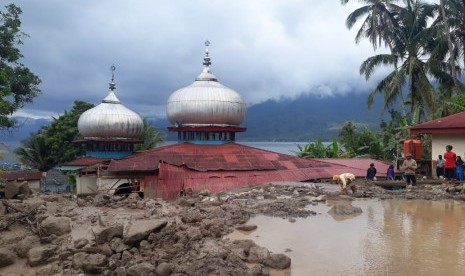 Sekolah MDA, Masjid dan rumah warga yang tertimbun longsor banjir bandang di Jorong Galapuang, Kecamatan Tanjung Raya, Kabupaten Agam, Sumatera Barat, Kamis (21/11).