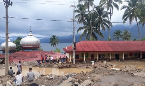 Sekolah MDA, Masjid dan rumah warga yang tertimbun longsor banjir bandang di Jorong Galapuang, Kecamatan Tanjung Raya, Kabupaten Agam, Sumatera Barat, Kamis (21/11).