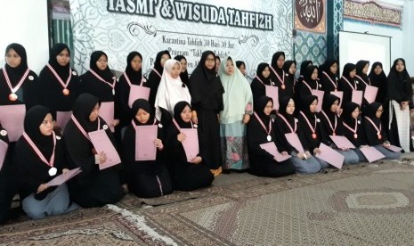  Sekolah Menengah Islam (SMI) 46 Al Muhajirin Kabupaten Purwakarta meluluskan 30 santriwati yang mengikuti Program Tahfidz Alquran di Masjid Al Mukhtar, Kampus 1 Al Muhajirin, akhir pekan lalu. 