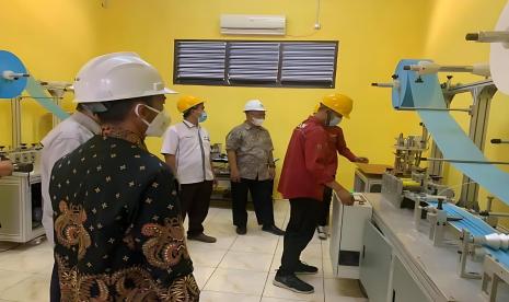 Sekolah Menengah Kejuruan Negeri (SMKN) 1 Losarang berhasil melahirkan produk dan jasa layanan yang diminati industri. Bahkan, sejumlah karya yang diproduksi oleh SMKN 1 Losarang sempat tembus ke pasar ekspor. 