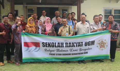 Sekolah Rakyat UGM. Para inisiator program sekolah rakyat yang digelar Pusat Studi  Ekonomi Kerakyatan (Pustek) Universitas Gadjah Mada. 