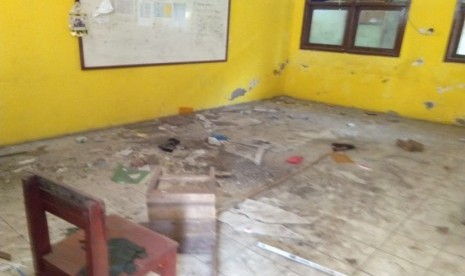 Sekolah SD Mangun Jaya 04 di Jalan Kramat Kedondong, Tambun Selatan, Kabupaten Bekasi kondisinya hampir rubuh.