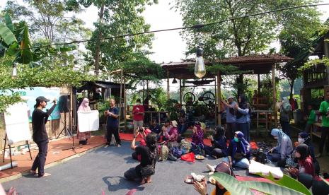 Sekolah Setu di Setu Citongtut sekaligus aksi bebersih dalam rangka Hari Lingkungan Hidup Sedunia, Ahad (5/6/2022). 