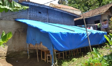 Sekolah tenda bambu di kampung Cisarua, Kabupaten Bogor