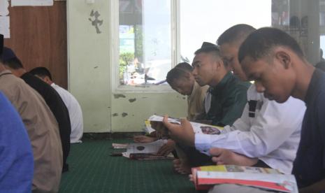 Sekolah Tinggi Agama Islam Luqman al-Hakim (STAIL)  Surabaya mengadakan acara Reading Day untuk mahasiswa takhasus,  yakni mahasiswa yang kuliah mengambil beasiswa berasrama. 