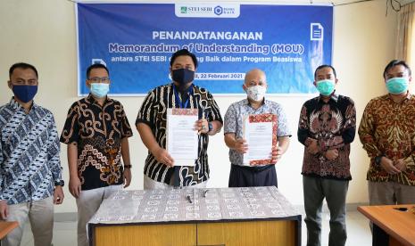 Sekolah Tinggi Ekonomi Islam (STEI) SEBI dan Ruang Baik meneken kerja sama (MoU) penyaluran beasiswa pendidikan yang akan diberikan kepada 30 orang mahasiswa STEI SEBI.