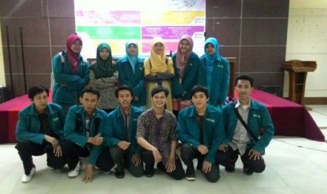 sekolah tinggi ekonomi islam (stei) sebi sawangan depok meraih juara lomba cerdas cermat islam di unj