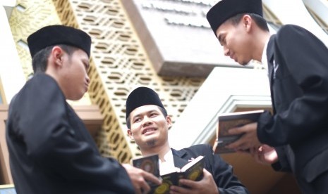 Sekolah Tinggi Ilmu Dakwah dan Komunikasi Islam (STIDKI) Ar-Rahmah Surabaya, yang dikenal sebagai Perguruan Tinggi pertama pencetak manajer masjid profesional. 