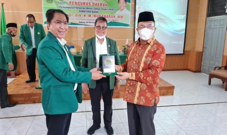 Sekretariat Daerah Provinsi Sumbar Hansastri ketika acara pengukuhan Kepengurusan Keluarga Besar Taman Siswa (PKBTS) di Kampus Hijau Padang, Kamis (20/10).