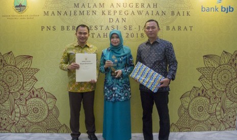  Sekretaris Badan Pendapatan Daerah Provinsi Jabar Drs H Wahyu Mijaya SH MSi (kiri) saat menerima BKD Award 2018 di Gedung Sate, Kota Bandung, Kamis (1/11).