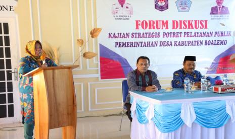 Sekretaris Badan Penelitian dan Pengembangan (Litbang) Kementerian Dalam Negeri (Kemendagri), Kurniasih (kiri) pada Forum Diskusi Kajian Strategis: Potret Pelayanan Publik Pemerintahan Desa, di Kabupaten Boalemo, Provinsi Gorontalo, Jumat (17/6/2022).