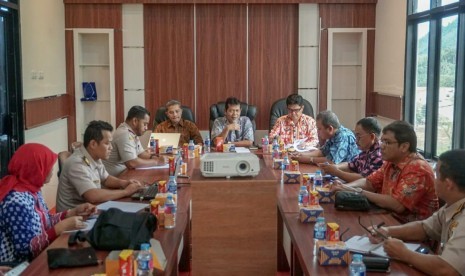 Sekretaris Barantan, Sujarwanto dan Direktur Pangan dan Pertanian Bappenas saat lakukan pembahasan program pembangunan pertanian di kantor Karantina Entikong