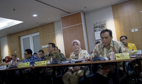 Sekretaris Daerah DKI Jakarta Saefullah (kanan) memberikan keterangan pada sidang angket di Jakarta, Kamis (12/3). 